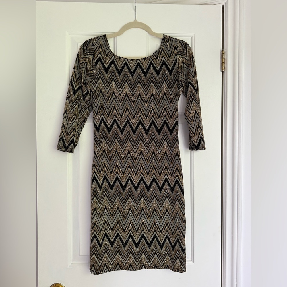 Suzy Shier Black and Gold Sparkly Chevron Dress